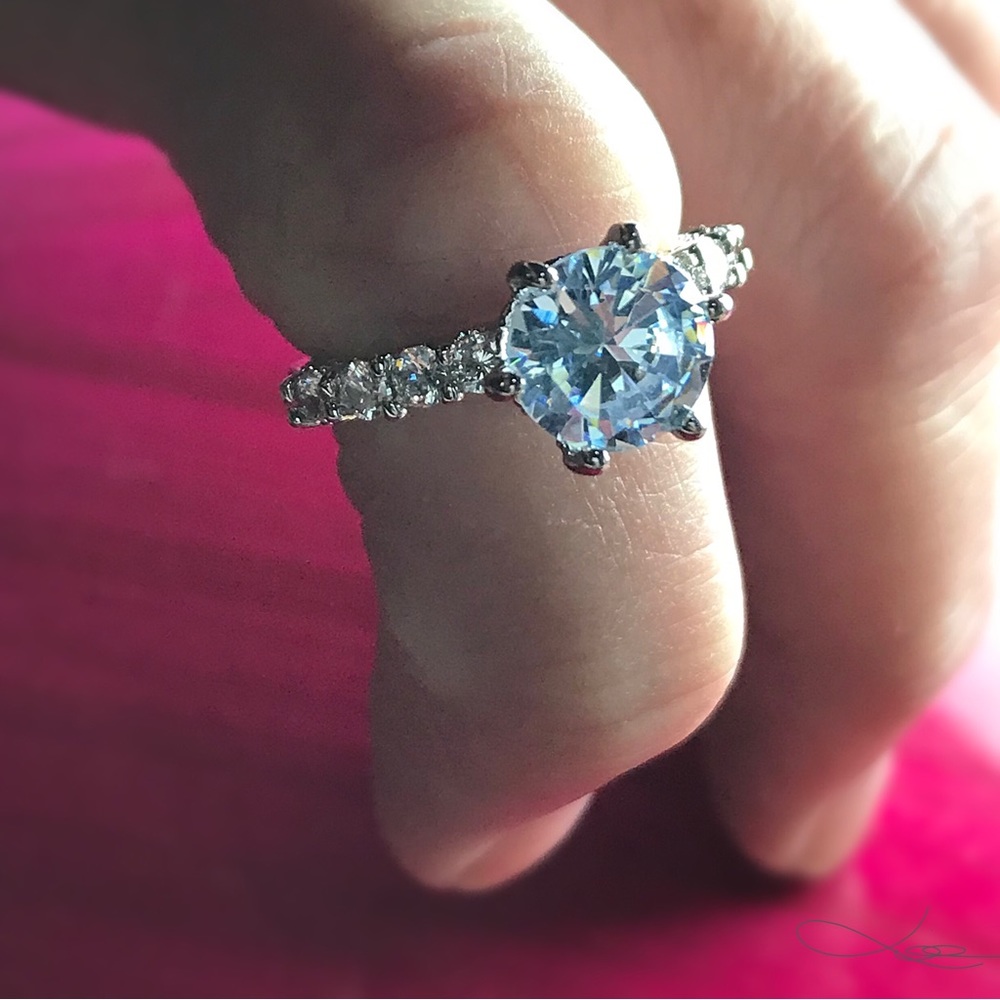 Round Cut Brilliant Diamond Ring - Picture 4 of 5